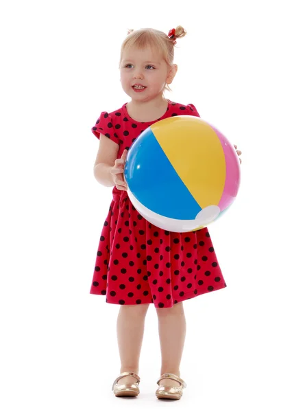 Criança sorrindo com a bola em suas mãos . — Fotografia de Stock