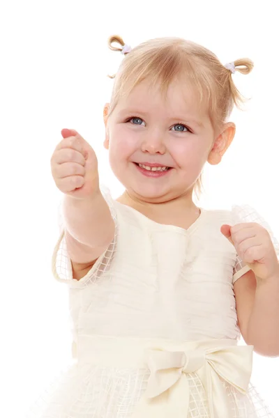 Крупним планом щаслива радісна маленька дівчинка простягнула руку . — стокове фото
