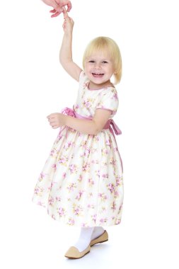 aughing anneler parmağını tutan sarışın küçük kız.