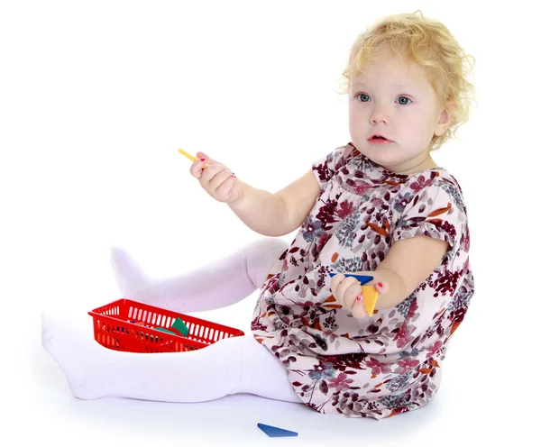 Caucasian beautiful little girl sitting on the floor playing. — Stock Photo, Image