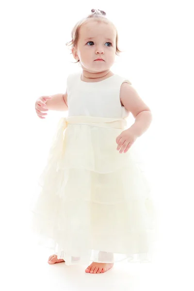 Χαριτωμένο μικρό κορίτσι σε ένα λευκό φόρεμα — Φωτογραφία Αρχείου