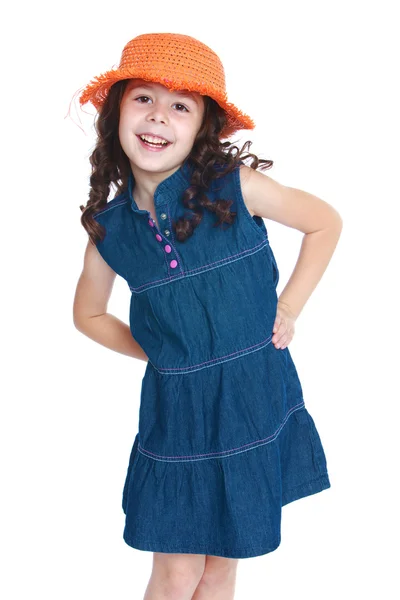 Krásná holčička v džínové šaty a oranžový klobouk. — Stock fotografie