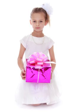 Bir hediye ile zarif küçük kız