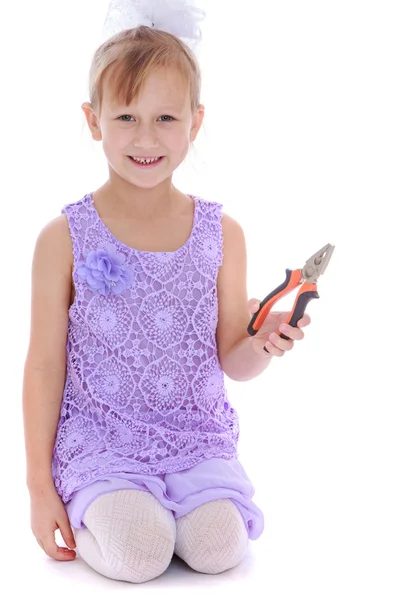 Sorrindo menina segurando um alicate . — Fotografia de Stock