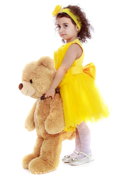 Caucasien belle petite fille avec un ours dans ses mains . — Photo