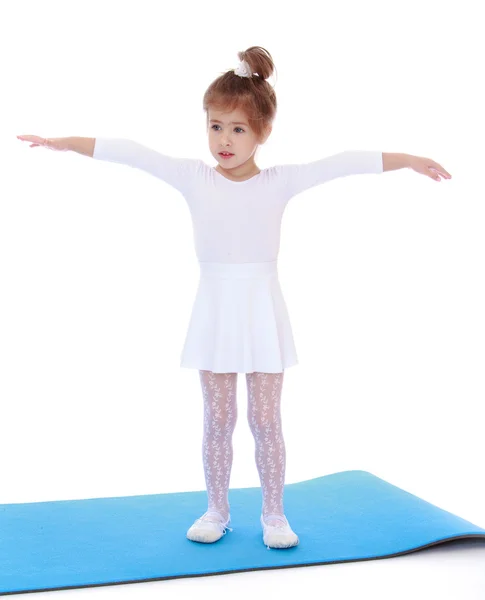 Elegant liten tjej gymnast. — Stockfoto