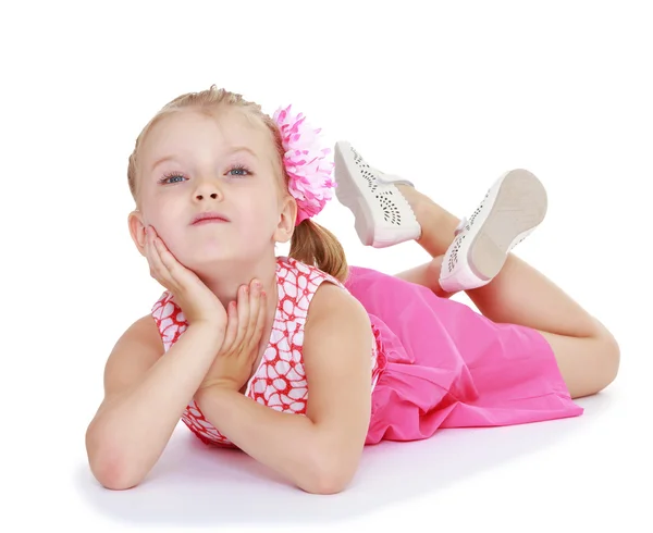 Bedårande liten flicka ligger på golvet. — Stockfoto