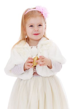 romantik kız tutmak bir Noel oyuncak.