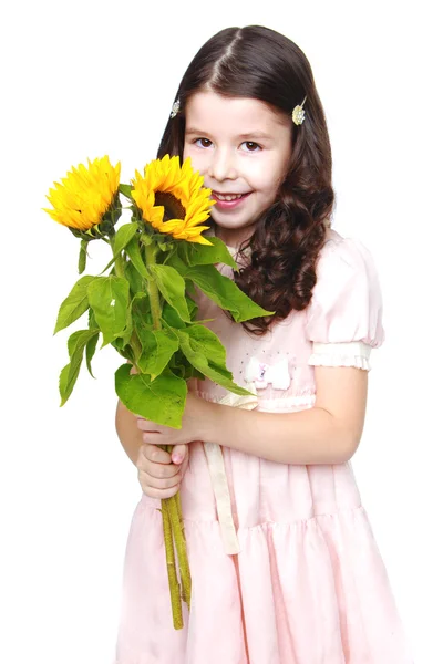 黄色の花の大きい花束を持つ少女の笑みを浮かべてください。. — ストック写真