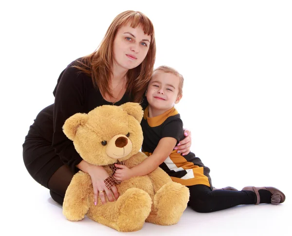 可爱的妈妈和女儿的玩具熊肖像. — 图库照片
