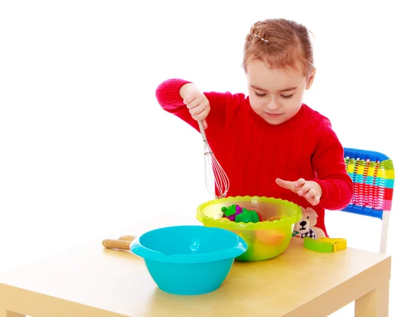Portrait d'une fille de quatre ans jouant dans la cuisine . — Photo