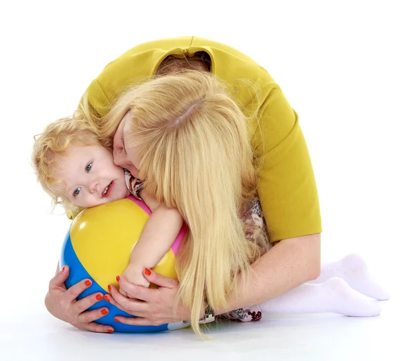 Zeer zacht moeder kussen haar schattige kleine dochter. — Stockfoto