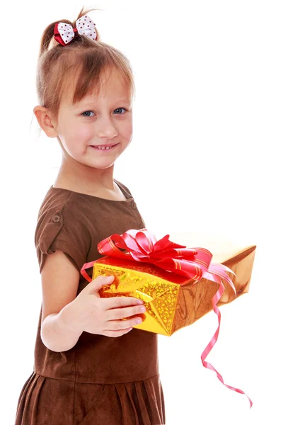 Söt liten flicka med en gåva i händerna. — Stockfoto