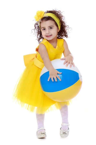 Menina em um vestido amarelo — Fotografia de Stock