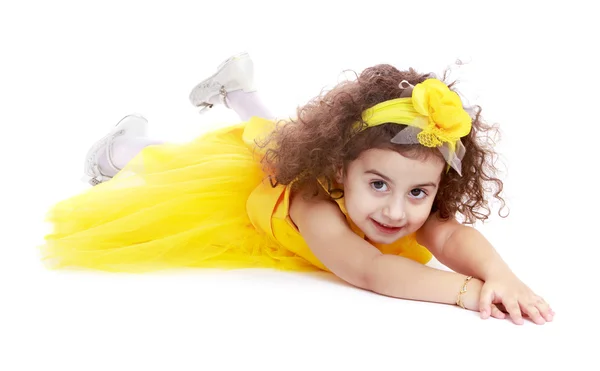 Stilvolles kleines Mädchen in einem gelben Kleid — Stockfoto