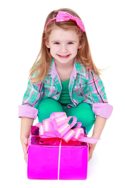 Ellerinde bir hediye ile sevimli küçük kız. — Stok fotoğraf