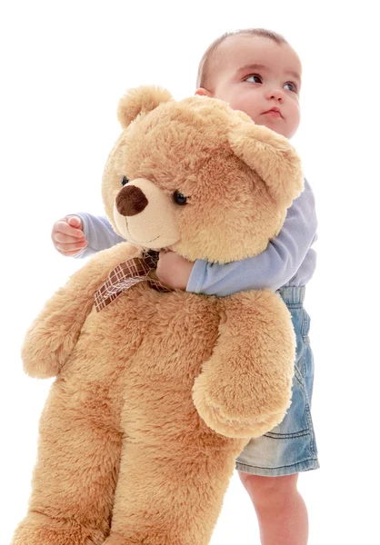 Muy pequeño niño abrazando gran osito de peluche . — Foto de Stock