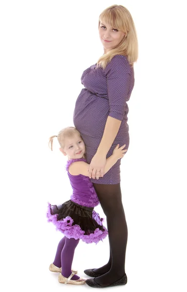 Bájos várandós anya a lányának, aki ölelést a harang — Stock Fotó