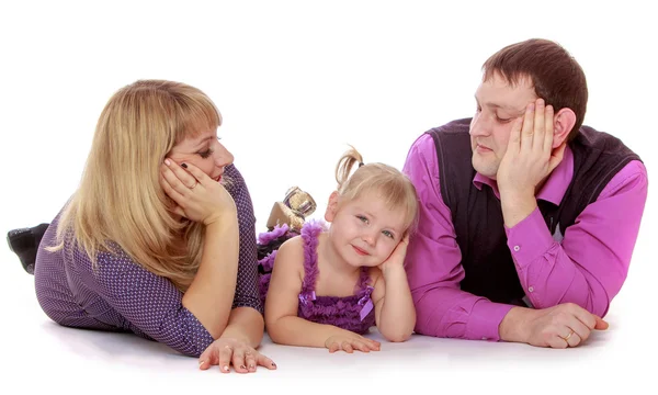 Giovane famiglia di tre persone sdraiato sul pavimento  . — Foto Stock