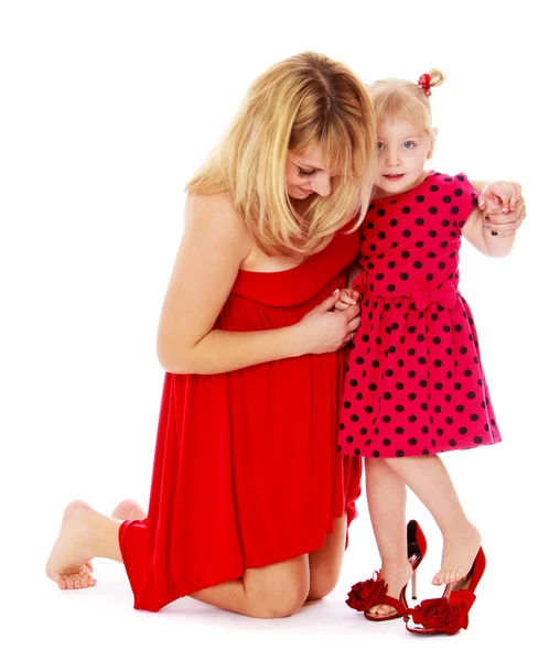 Fröhliche Mutter hilft ihrer kleinen Tochter — Stockfoto