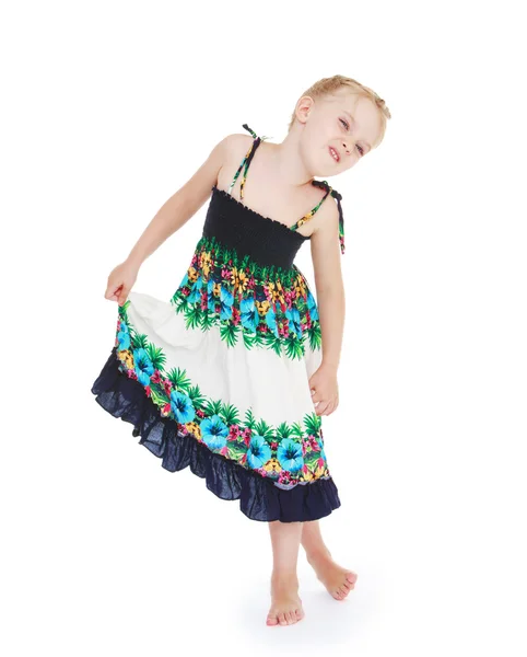Veselá dívka v letní dlouhé letní šaty. — Stock fotografie