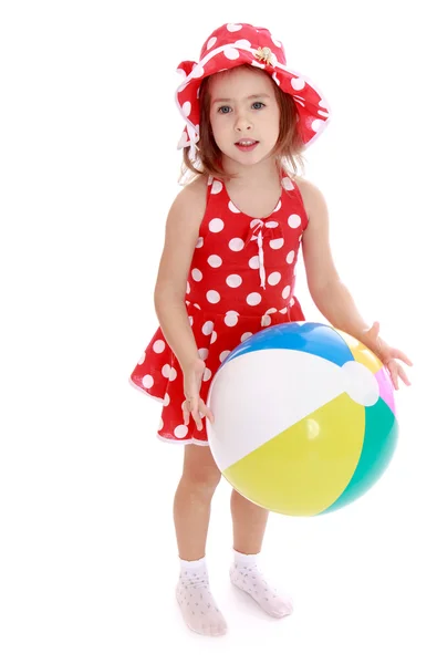Bambina sulla spiaggia con grande palla gonfiabile . — Foto Stock