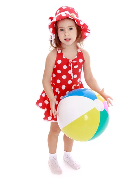 Niña en la playa con gran bola inflable . —  Fotos de Stock