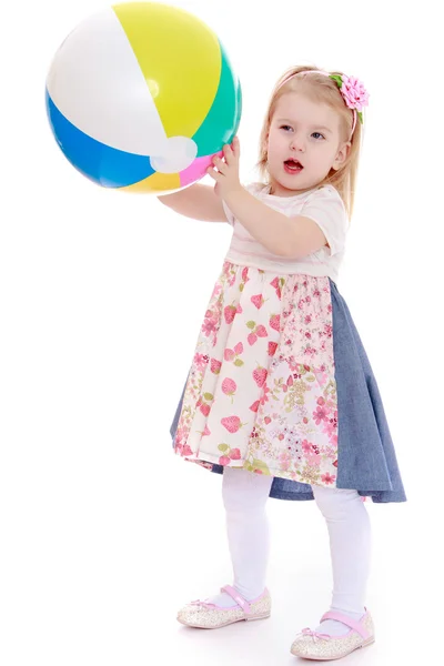 Menina bonito com grande bola inflável . — Fotografia de Stock