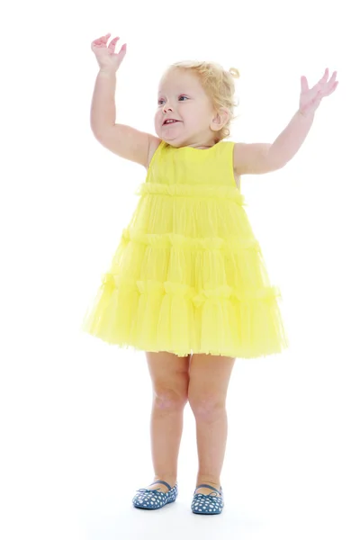 Радостная маленькая девочка подняла руку . — стоковое фото