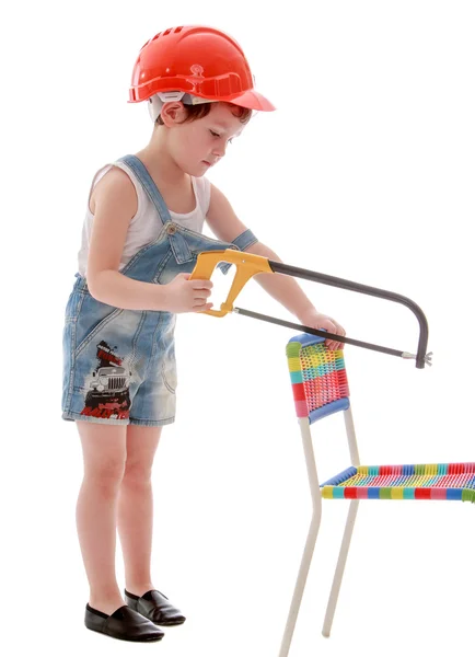 Niño pequeño delante de una sierra de hackear silla . — Foto de Stock