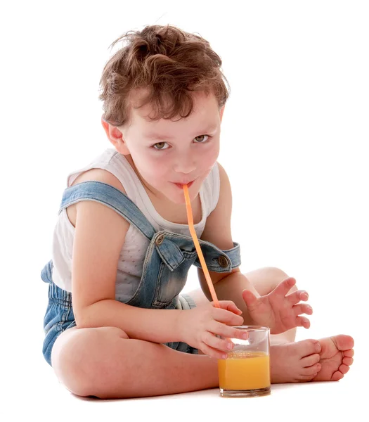 Menino canta suco através . — Fotografia de Stock