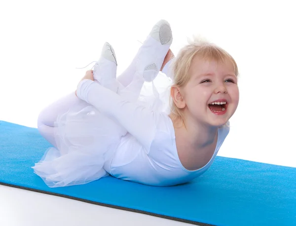 Joyeuse petite ballerine pose sur le sport mat — Photo