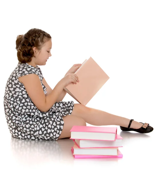 聪明的女孩，女生读一本书，坐在地板上 — 图库照片
