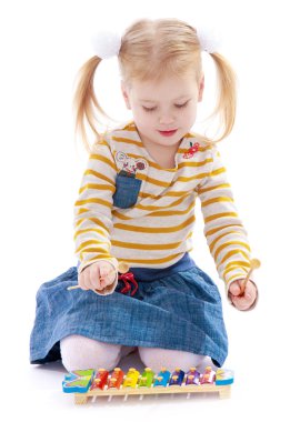 Sevimli küçük kız bir Vurmalı Saz