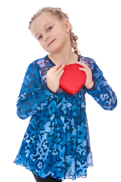 Elegant little girl holding a box on his chest in the form of he — Stock Photo, Image