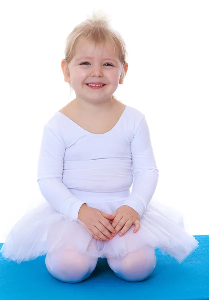 Söta glada lilla ballerina sitter — Stockfoto