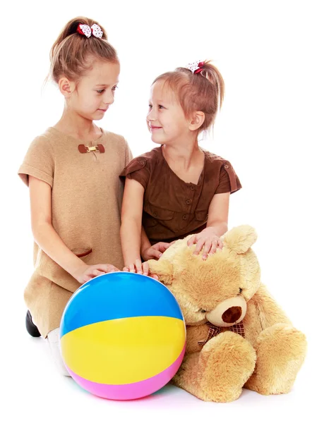 Dos hermanas encantadoras con una pelota —  Fotos de Stock