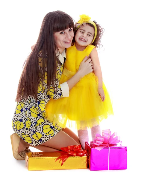 Urocza matka i córka w pobliżu prezenty świąteczne — Zdjęcie stockowe