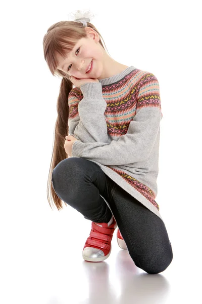 Kaukasiska vacker liten flicka sitter på golvet leende på — Stockfoto