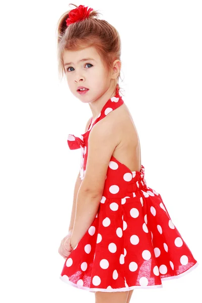 Linda niña en un vestido rojo con lunares . — Foto de Stock