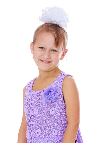 Lächelndes kleines Mädchen mit Schleife auf dem Kopf, Nahaufnahme — Stockfoto