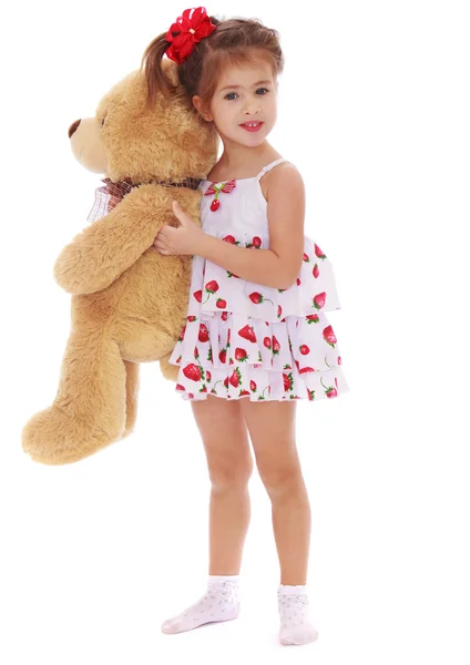 Sevimli küçük kız bir oyuncak ayı silah tutan — Stok fotoğraf