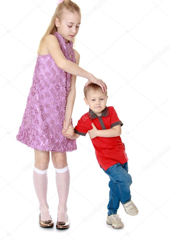 Антонимы сильный слабый. Старший брат обнимает сестру. Младший брат выше старшего. Младший брат выше старшего. Брат и братишка молодой.