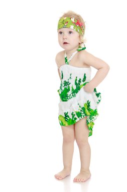 komik, şirin ve sevimli küçük kız tutan elbise eller