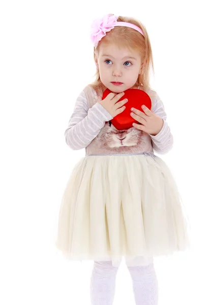 Marzenia małej dziewczynki blisko jej pudełko w kształcie serca — Zdjęcie stockowe