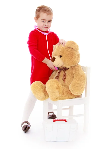 Söt liten flicka spelar på sjukhuset med en nallebjörn — Stockfoto