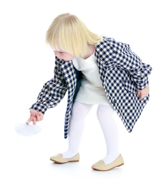 Charmante fille dans un manteau à carreaux . — Photo