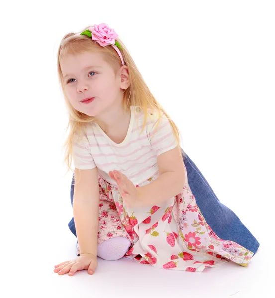 Ładny wesoły mała dziewczynka na podłodze — Zdjęcie stockowe