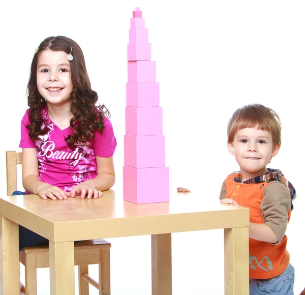 Брат и сестра Строют Красную Пирамиду, Монтессори детский сад — стоковое фото