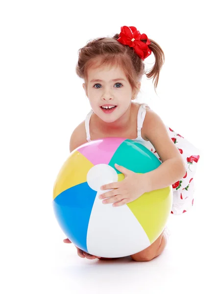 Caucasiano linda menina segurando uma bola — Fotografia de Stock